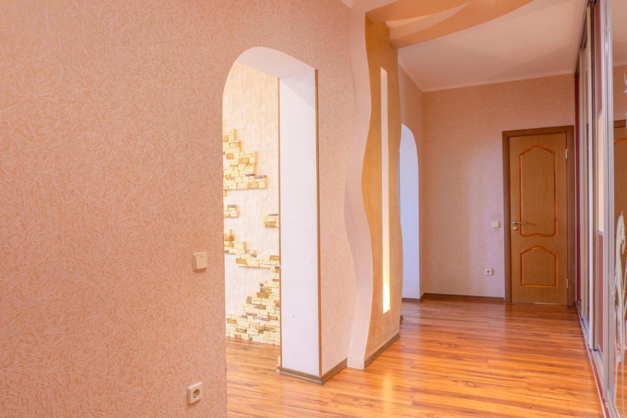 Big Studio Apartment Near River Mall Kyiv Exterior photo