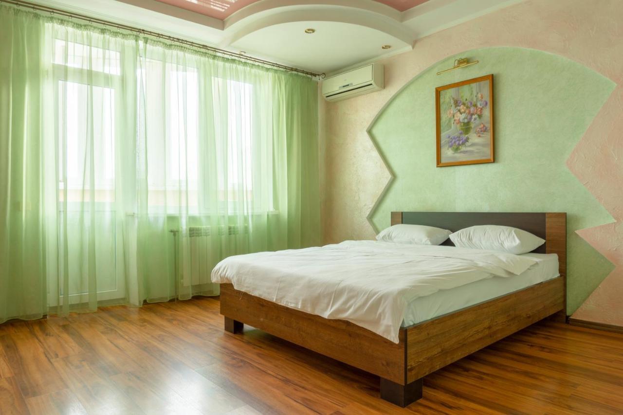 Big Studio Apartment Near River Mall Kyiv Exterior photo
